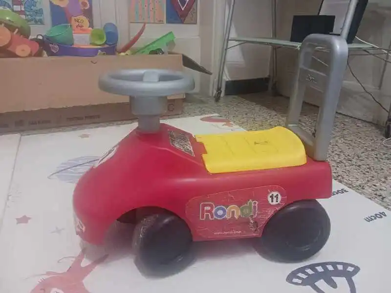 Andador Pata Pata Rondi Racing con baulera y barra de empuje