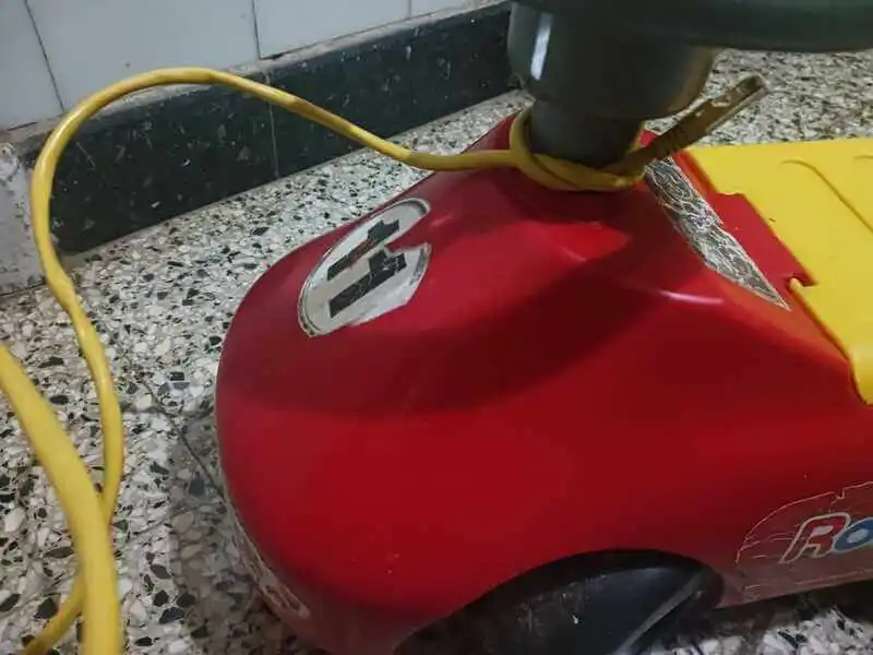 Cable de teléfono atado al volante del andador Pata Pata