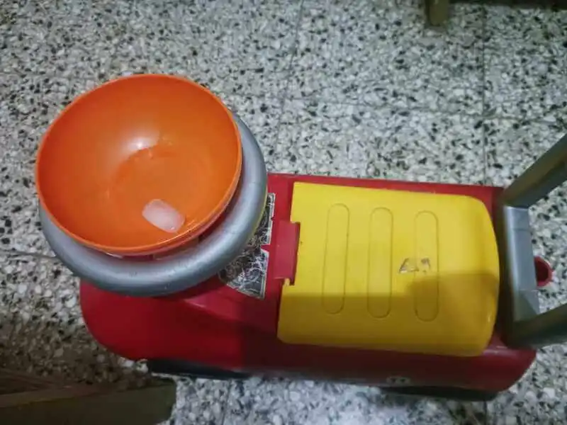 Pata Pata Rondi estacionado con un platito con hielo en el asiento