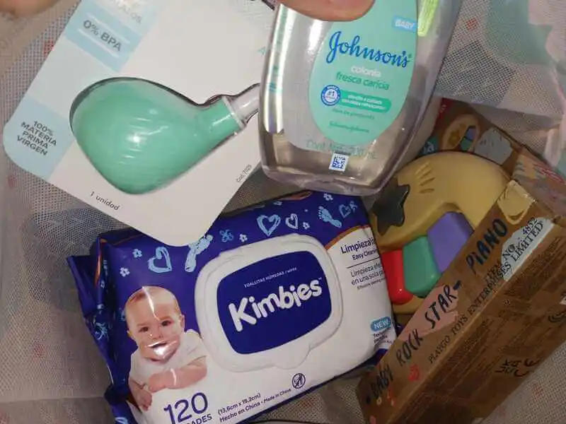 Regalos para baby shower: toallitas, colonia de bebé, aspirador nasal y piano de botones