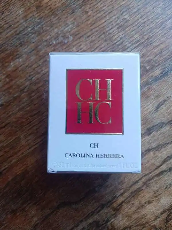 Caja del perfume Carolina Herrera CH eau de toilette de 30 ml sobre una mesa de madera, el regalo de cumpleaños para mi madrina